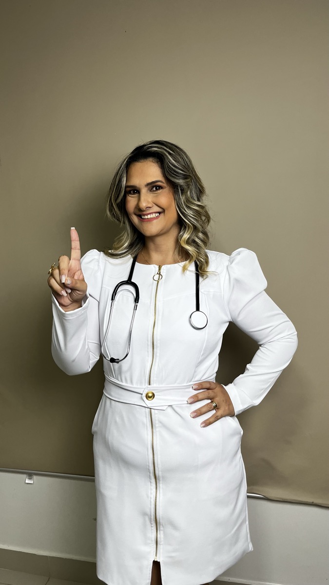 Izabel hoje. A menina de então não tinha foto — tinha turno.